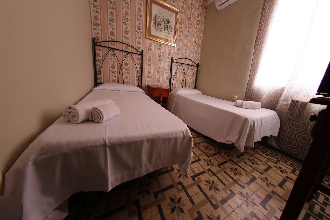 Hostal Santa Teresa Reus Zewnętrze zdjęcie